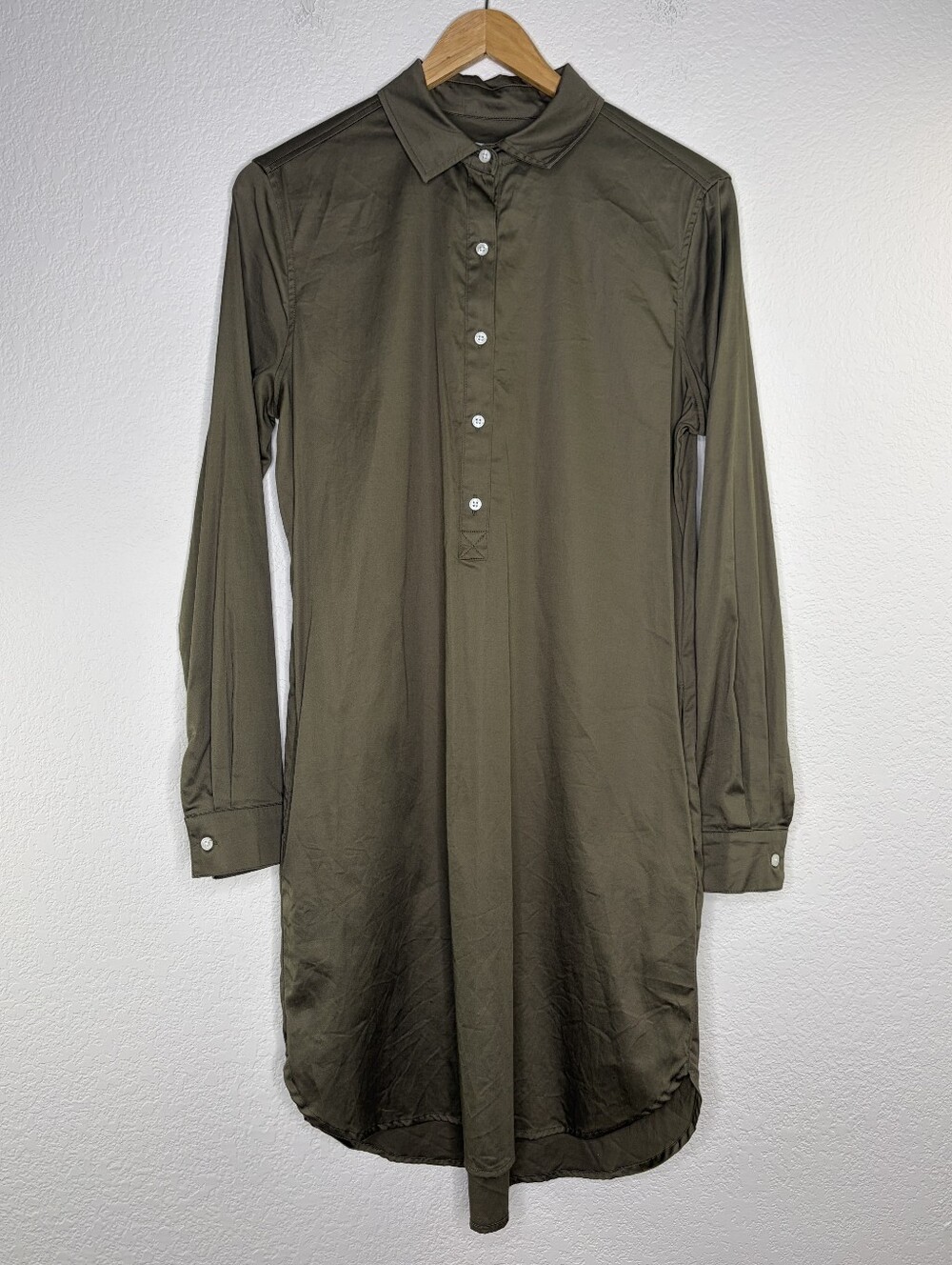 Untuckit Glynis an olive green/khaki long-sleeve Button  shirt dress Small